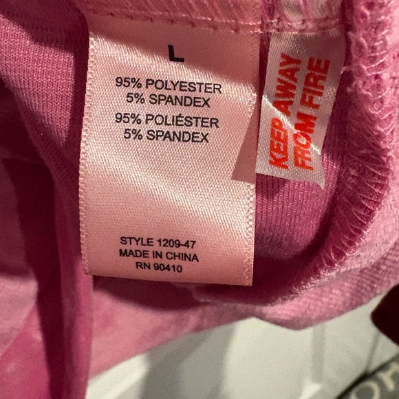 NWT- Juicy Couture woman’s 2 piece velvet lounge/sleep set, size medium - Picture 5 of 11